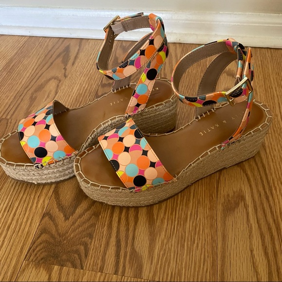 Kelly & Katie Sandal - Picture 3 of 8